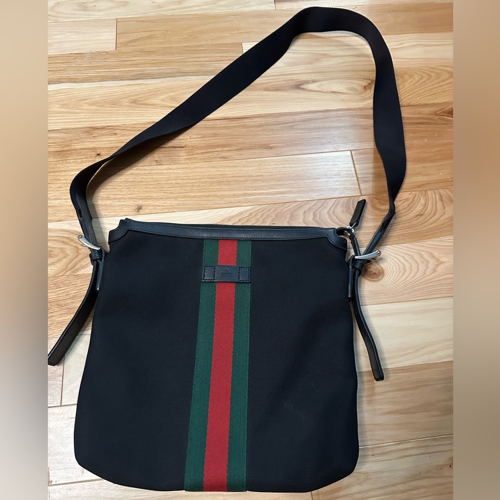 Aithentic Gucci Web Messenger Bag